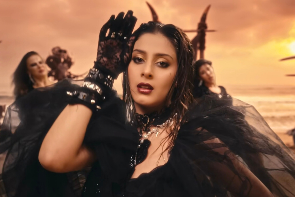 ईशा मालवीय का close-up सीन, Main Tere Ishq Mein 2.0 song के music video में Dance करते हुए