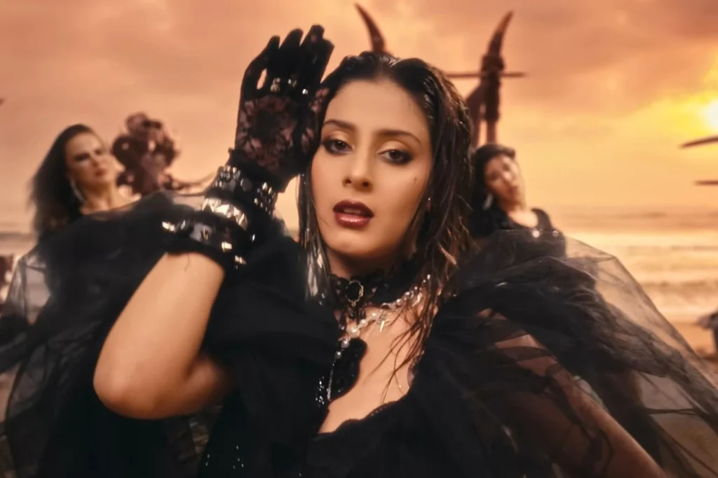 ईशा मालवीय का close-up सीन, Main Tere Ishq Mein 2.0 song के music video में Dance करते हुए